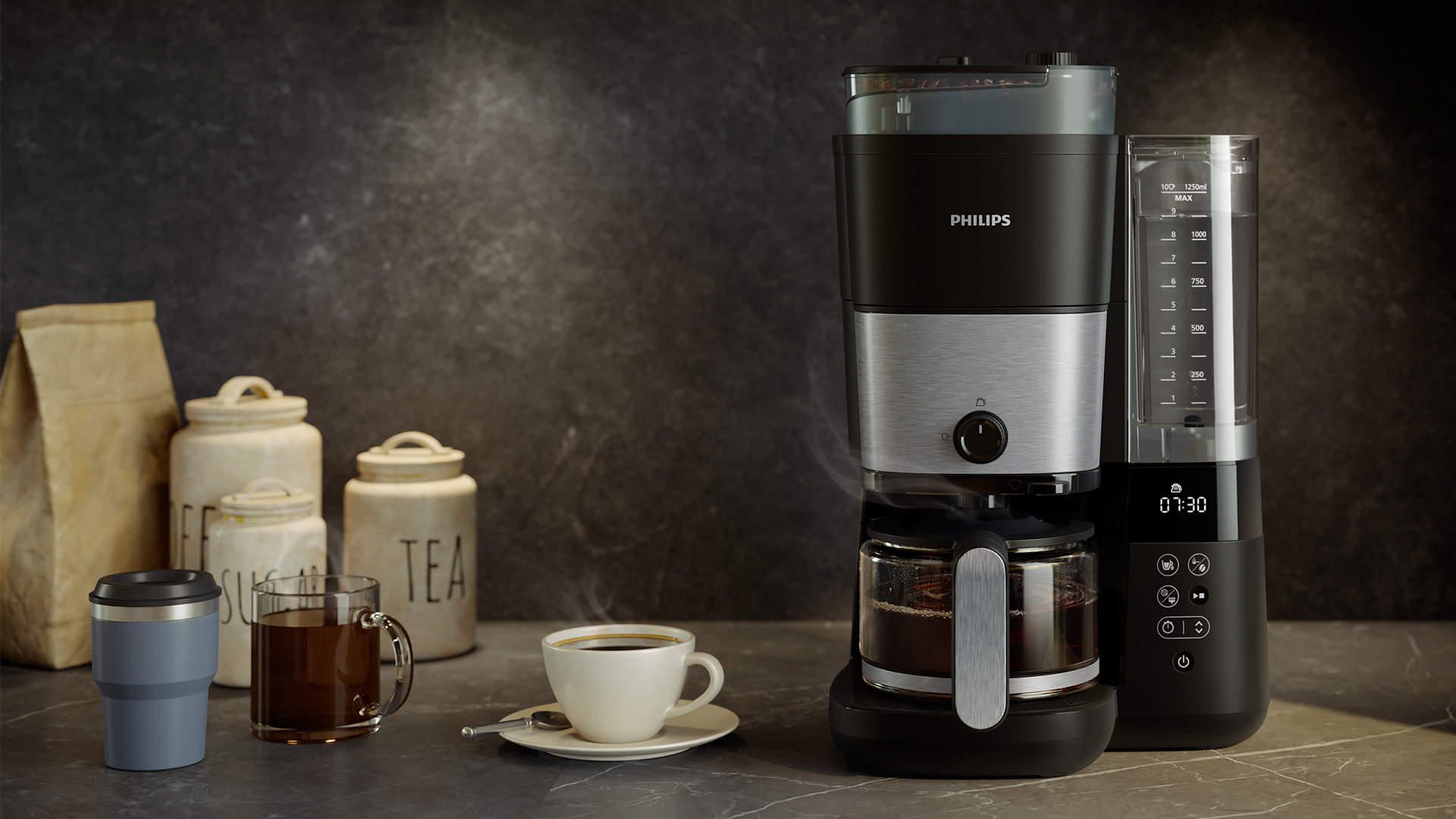Een Philips koffiezetapparaat staat naast kopjes, een mok en bewaarpotten op een aanrecht tegen een donkere achtergrond.