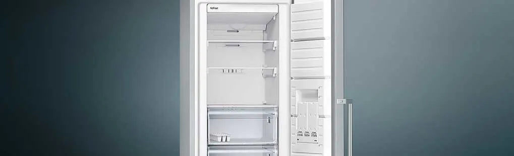 Witte koel-vriescombinatie van ok., open deur, met meerdere legplateaus, transparante lades en een strak, modern ontwerp.