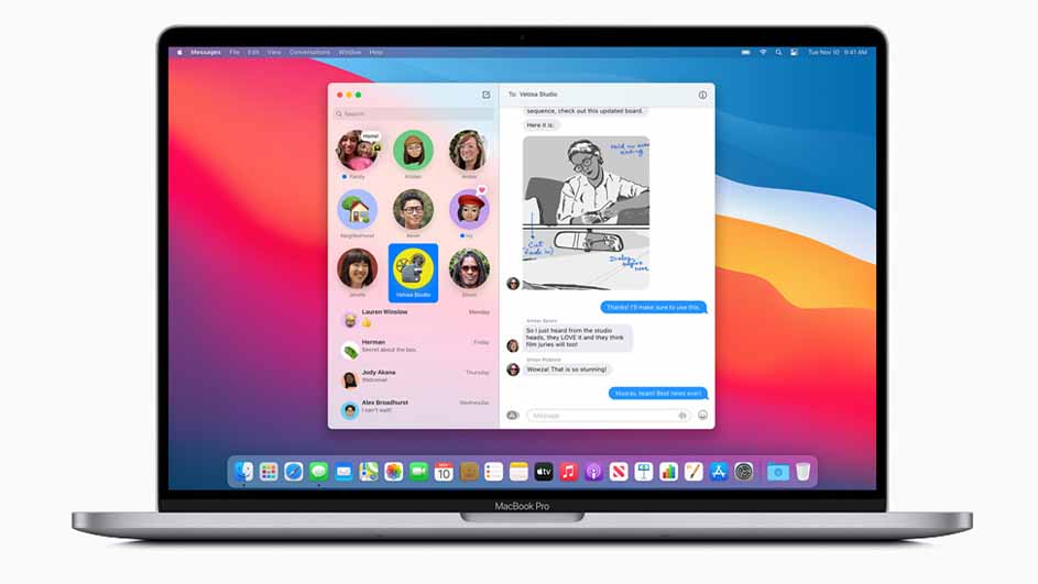 Een zilverkleurige MacBook Pro toont het berichtenprogramma met avatarfoto's en een tekstgesprek op het scherm. Het dock bevat app-pictogrammen.