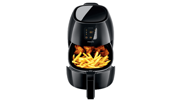 Een zwarte Philips airfryer met friet en snacks binnenin, tegen een witte achtergrond.