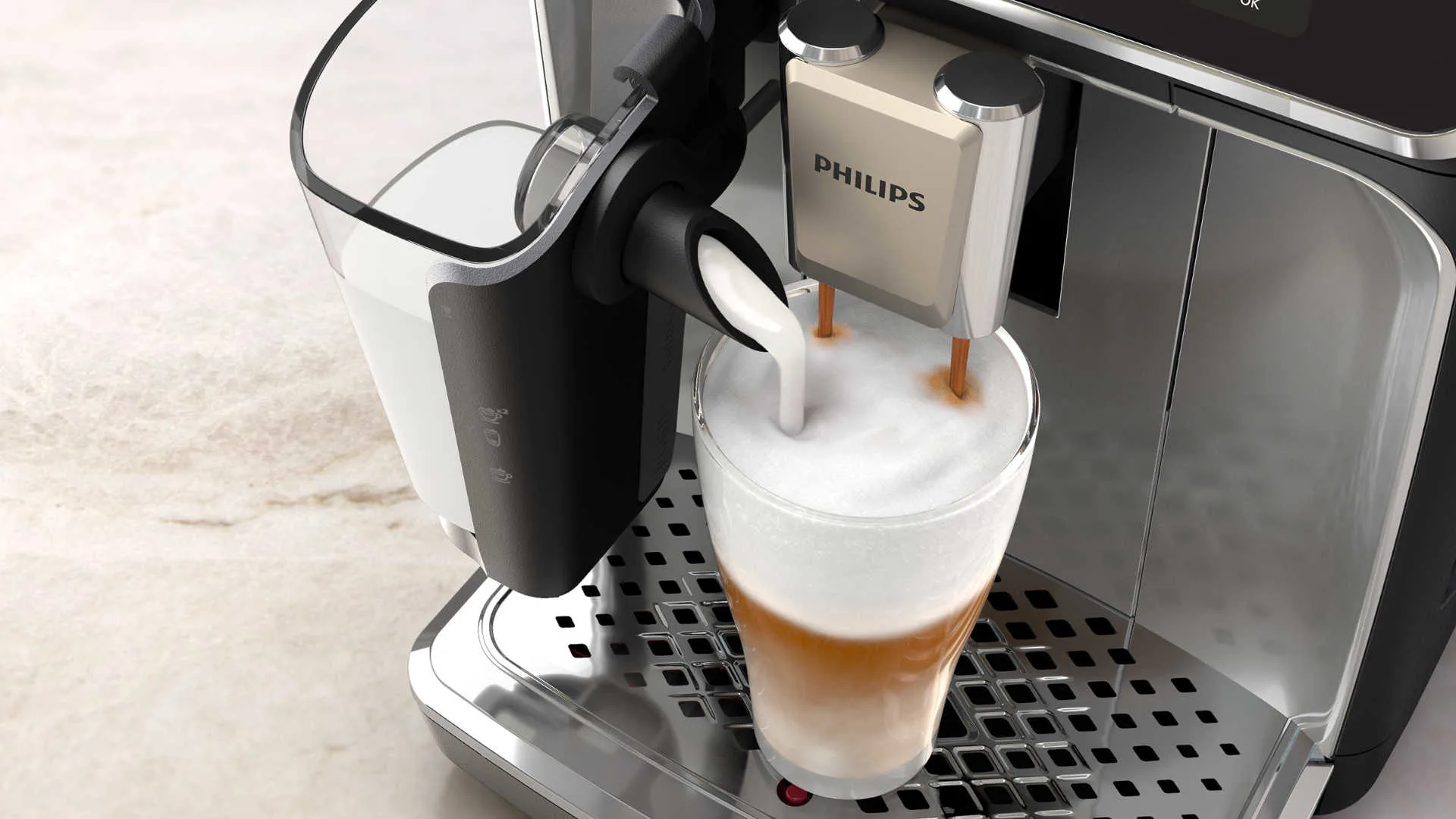 Een Philips-koffiemachine schenkt melk en koffie in een glas op een metalen rooster.