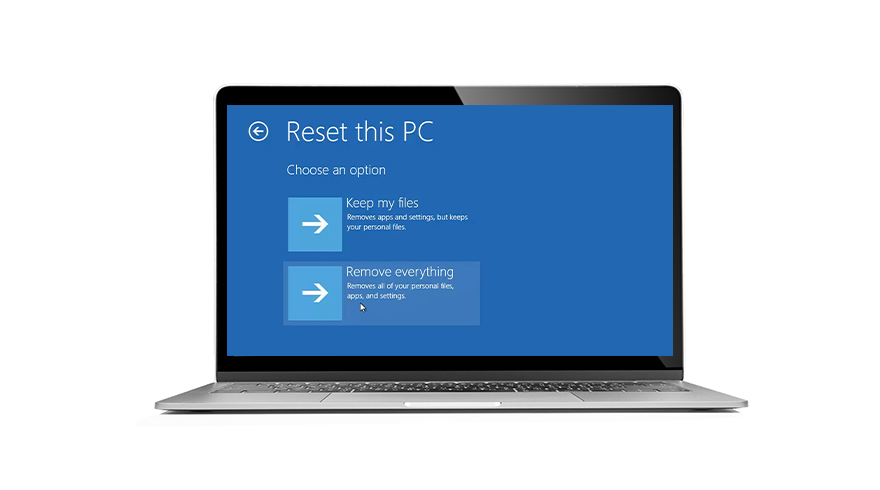 Laptop met blauw scherm, opties om pc te resetten: 'Bewaar mijn bestanden' of 'Verwijder alles'. Pijlcursor zichtbaar.