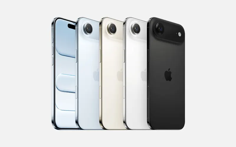 Vier smartphones in blauw, zilver, goud en zwart naast elkaar, front- en achterkant zichtbaar met enkele cameramodule.