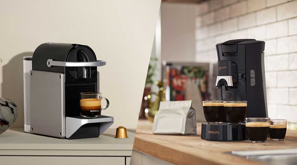 Twee koffiemachines staan naast elkaar in een keukenbeeld: links een capsulemachine met kopje, rechts een filterapparaat met glazen kan.