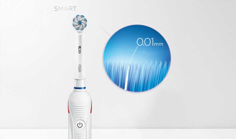 Elektrische tandenborstel met blauwe borstelkop naast een close-up afbeelding van borstelharen met 0,01mm precisie.