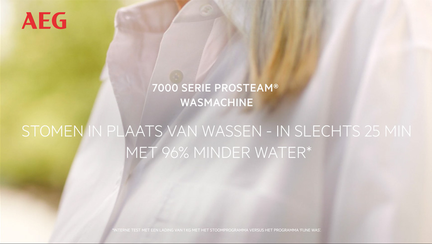 Een witte blouse is te zien met de rode AEG logo linksboven en witte tekst over stomen in plaats van wassen.