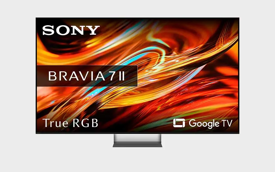 Sony BRAVIA 7 II True RGB Google TV op standaard, met abstracte oranje en blauwe lichtgolven op het scherm.