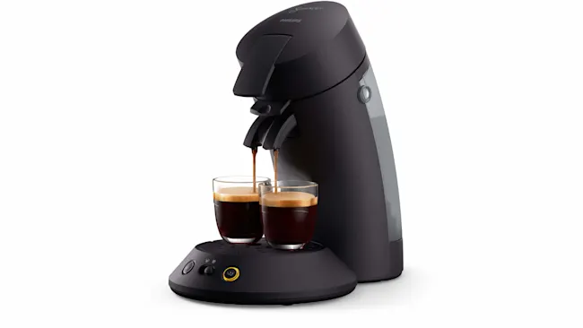 Een Senseo koffiezetapparaat vult twee glazen met koffie, op een witte achtergrond.