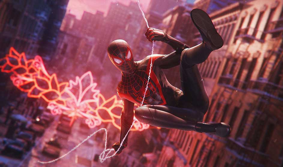 Spider-Man: Miles Morales slingert door de stad met zijn web. Op de achtergrond zie je kleurrijke neonlichten en hoge gebouwen van New York.