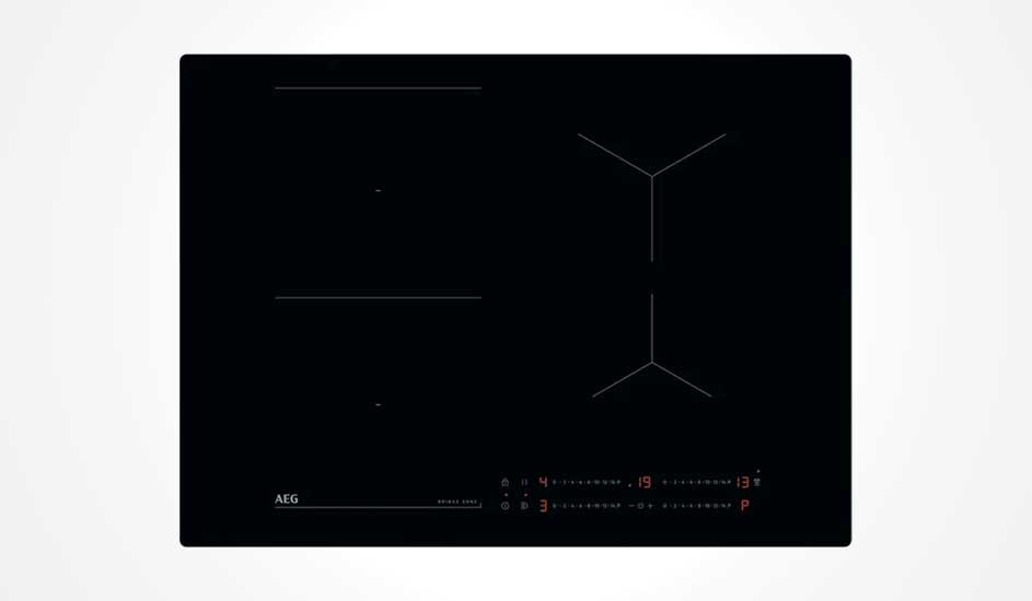 Zwarte AEG-inductiekookplaat met twee flexibele zones links, Y-vormige kookzone rechts en rode slide-touchbediening langs de onderrand.