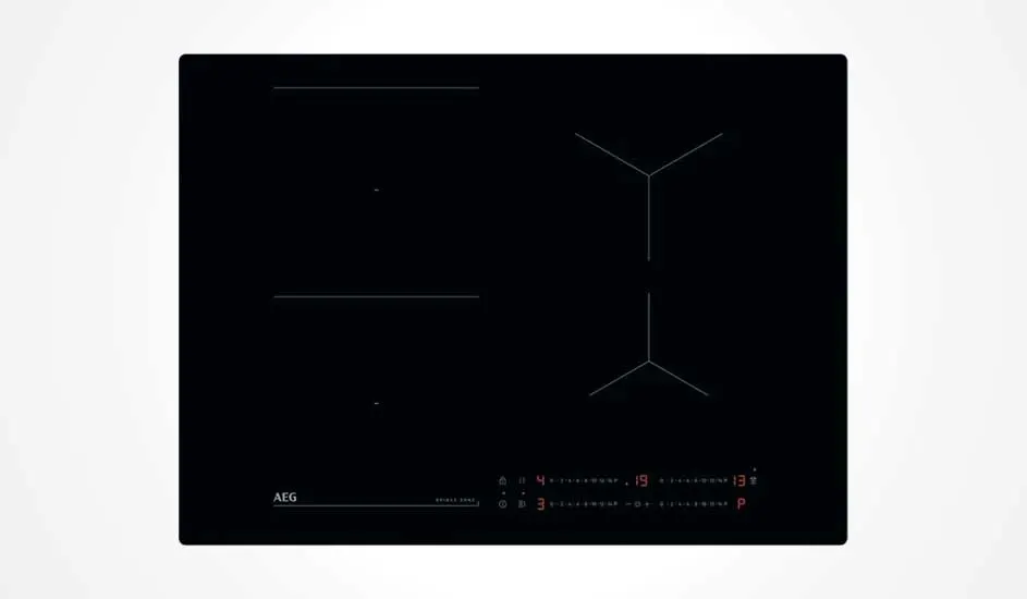 Zwarte AEG-inductiekookplaat met twee flexibele zones links, Y-vormige kookzone rechts en rode slide-touchbediening langs de onderrand.