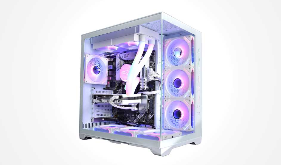 Witte gaming-pc met glazen zijpaneel toont fel verlichte onderdelen, witte koelslangen en meerdere roze-blauwe RGB-ventilatoren.