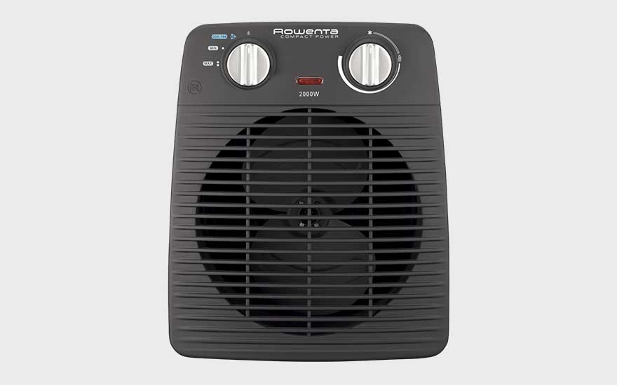 Een zwarte Rowenta ventilatorkachel met duidelijke bedieningsknoppen en een groot rooster, geschikt voor snelle verwarming.