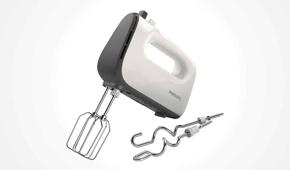 Een wit-grijze Philips handmixer staat schuin op witte achtergrond; twee gardes zitten erin en twee deeghaken liggen ernaast, klaar voor gebruik.