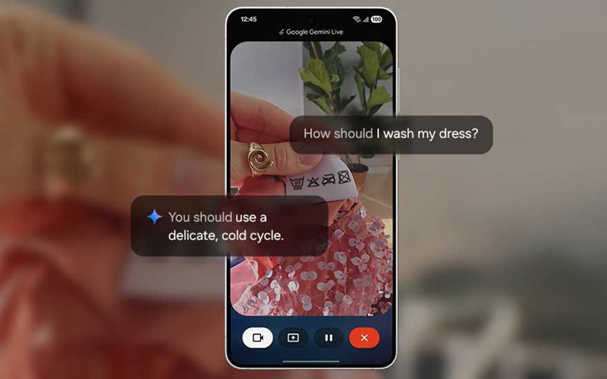 Een hoge rode zendmast staat tegen een achtergrond van een blauwe lucht met witte wolken, met een persoon erop.