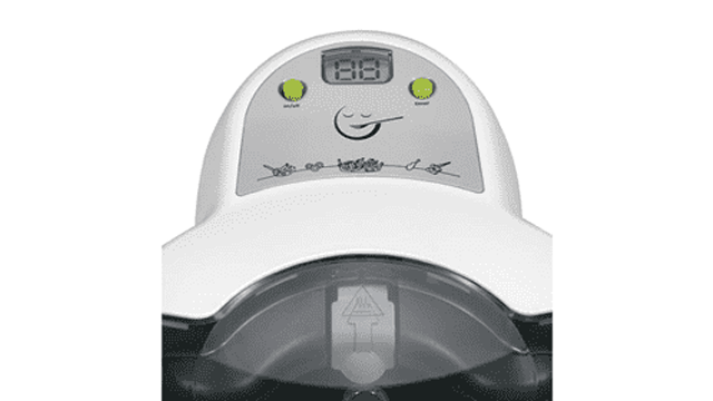 Een witte keukenmachine met een digitaal scherm, groene lampjes en een afbeelding van een gezicht met een lepel.