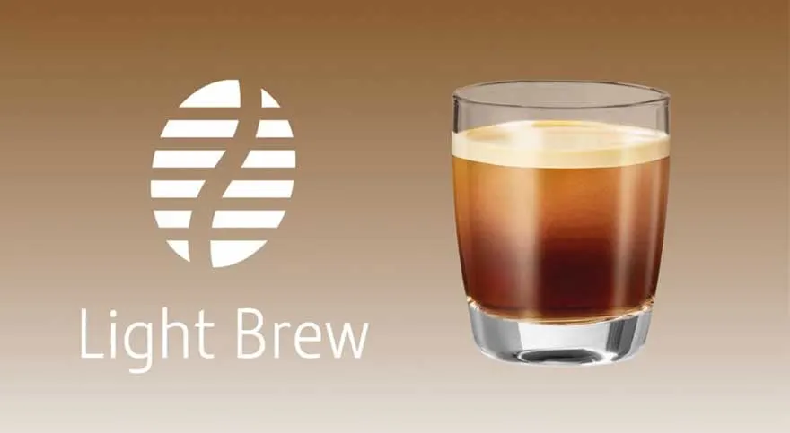 Bruine achtergrond met een wit gestreept icoon en de tekst “Light Brew”; rechts een glas met lichtere koffie en een romige laag.