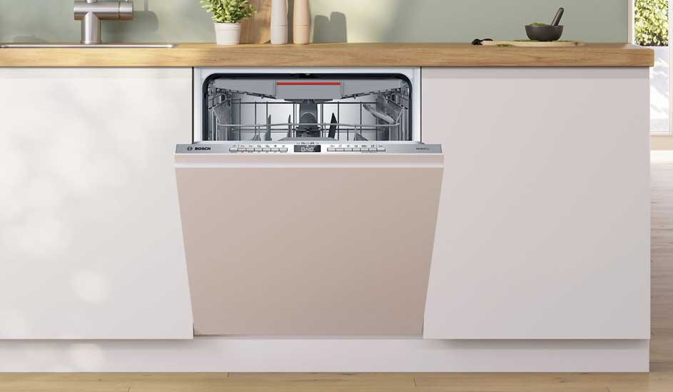 Open vaatwasser van Bosch in een moderne, lichte keuken met houten werkblad, witte kastjes en stijlvolle accessoires op het aanrecht.