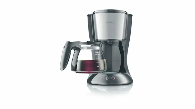 Een Philips koffiezetapparaat met een zilverkleurige bovenkant en een glazen kan met zwarte koffie op een witte achtergrond.