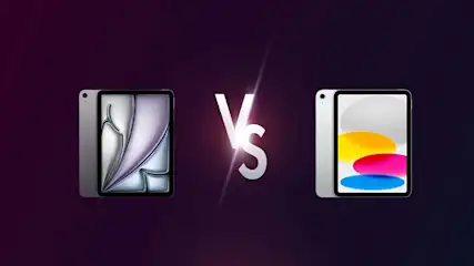 Twee iPads staan tegenover elkaar met een witte "VS" ertussen, op een donkerpaarse achtergrond.