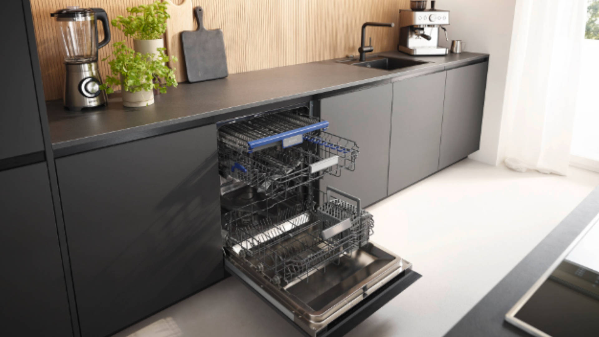 Volledig geïntegreerde KOENIC vaatwasser KDW 6051-1 C FI geopend in een moderne keuken met uitgetrokken korven.