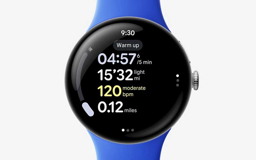 Sportieve smartwatch met blauwe band toont hartslag 120 bpm, afstand en duur tijdens warming-up.