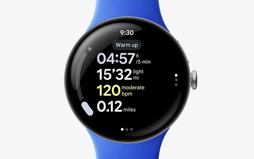 Sportieve smartwatch met blauwe band toont hartslag 120 bpm, afstand en duur tijdens warming-up.