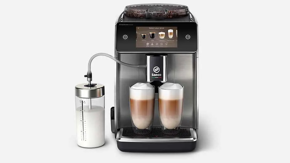 Een Saeco koffiemachine met twee glazen latte macchiato, een melkreservoir en een digitale display.