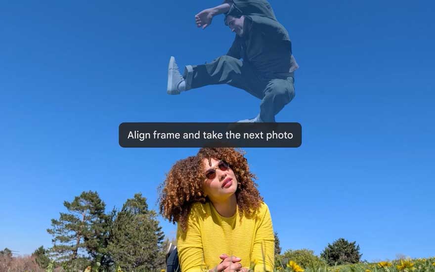 Camera-interface toont "Align frame" instructie terwijl persoon springt boven vrouw in geel shirt onder blauwe hemel met bomen.