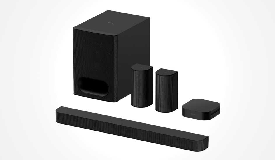 Dit is een Sony surround sound systeem met een soundbar, subwoofer, twee speakers en een mediabox, allemaal in zwart uitgevoerd.