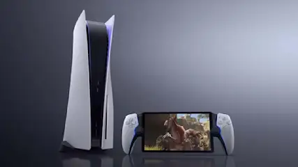 Een witte PlayStation 5 console staat naast een scherm met een controller aan beide zijden.