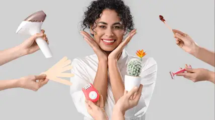 Een vrouw omringd door handen met ontharingsapparaten, zoals een laser, hars, epilator, scheermes en een cactus.