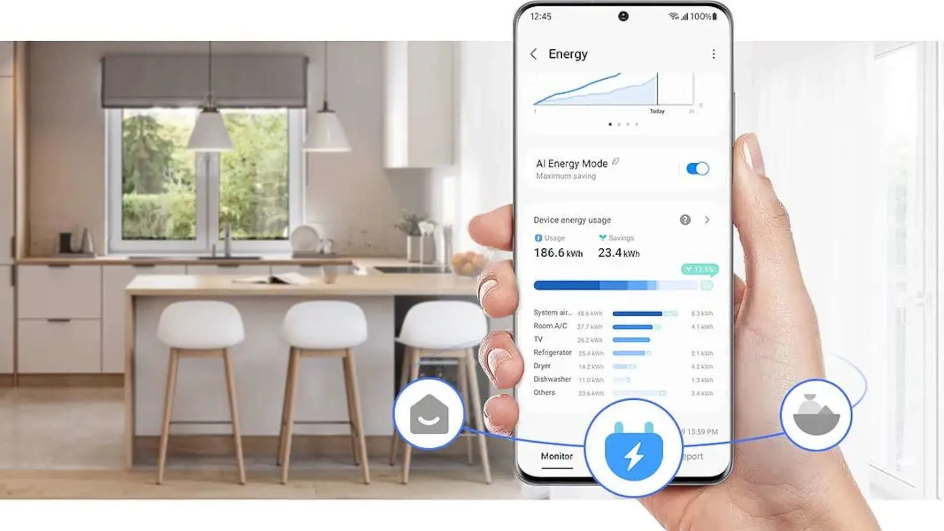 Hand houdt een telefoon met een energie-app in een keuken met witte stoelen en een aanrecht.