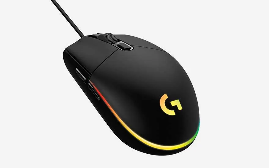 Sleek black wired gaming mouse with subtle RGB light strip, side buttons and a bright logo, afgebeeld tegen een egale lichte achtergrond.