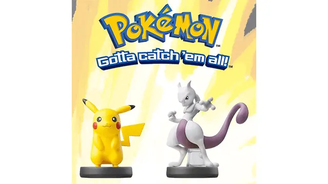 Geanimeerde afbeelding toont Pikachu en Mewtwo figuren voor een geel Pokémon logo achtergrond.