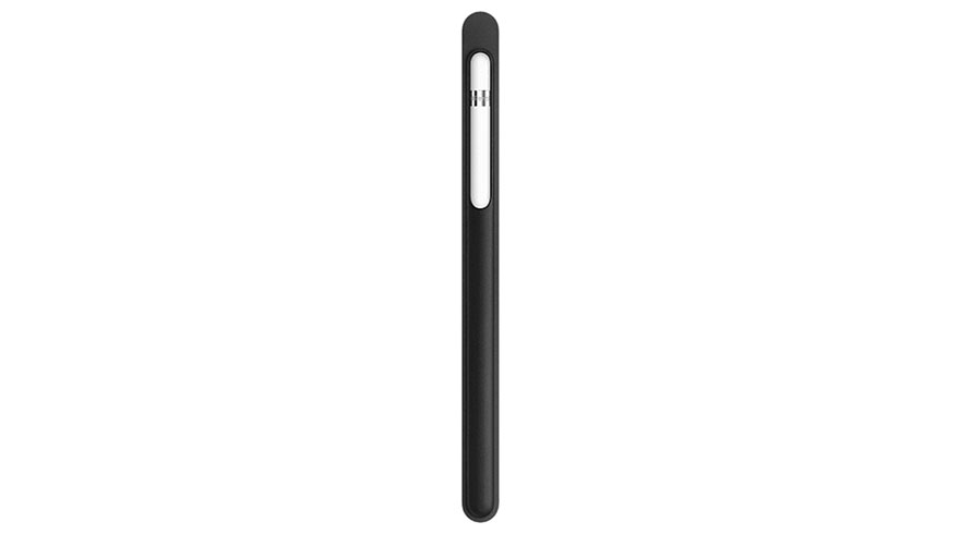 Een zwarte styluspen staat verticaal in het midden tegen een witte achtergrond.