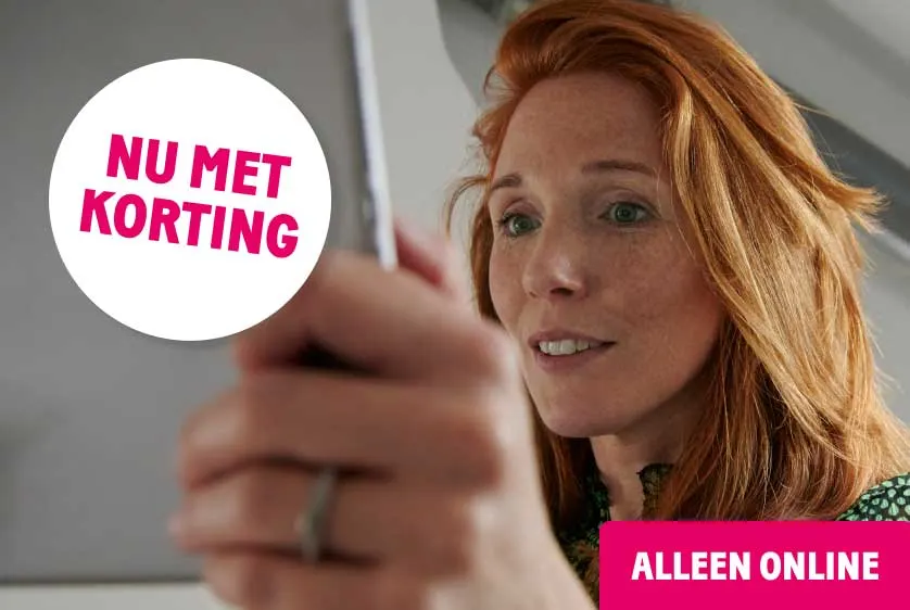 Vrouw gebruikt smartphone; tekst “Nu met korting” en “Alleen online”.