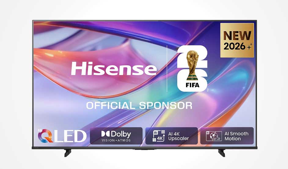 Een Hisense-tv toont sponsorinformatie, FIFA-logo en specificaties zoals QLED, Dolby en vloeiende beweging.
