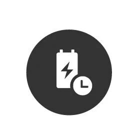 Een witte batterij met bliksemschicht en klok in een zwarte cirkel, tegen een witte achtergrond.