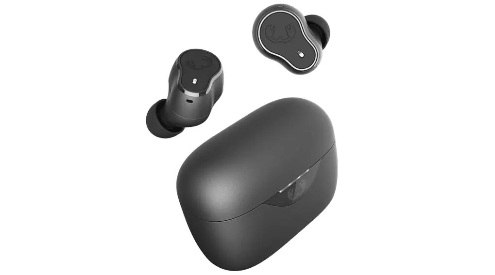 Drie zwarte draadloze oordopjes en een oplaaddoos op een witte achtergrond.