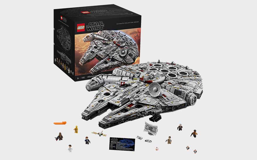 LEGO Star Wars Millennium Falcon staat naast de doos, met kleine personages, accessoires en een informatieplaat ervoor.