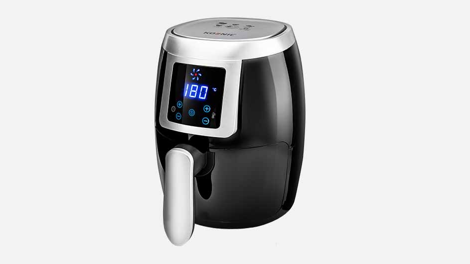 Een zwarte airfryer met zilveren accenten staat op een witte achtergrond. Het digitale display toont 180 graden.