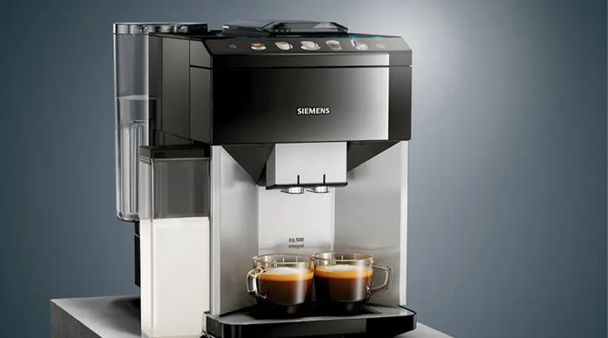 Een zwarte Siemens koffiemachine met een doorzichtig waterreservoir en twee glazen espresso op een grijze ondergrond.