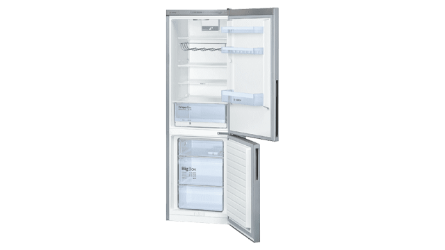 Een openstaande, zilverkleurige koelkast met een bovenste koelgedeelte en een onderste vriesgedeelte.