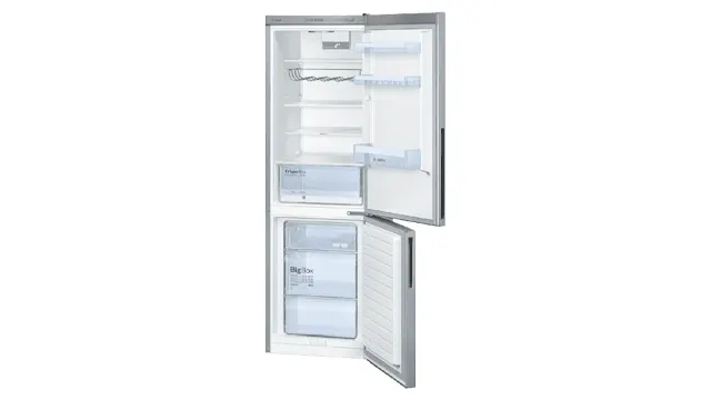 Een openstaande, zilverkleurige koelkast met een bovenste koelgedeelte en een onderste vriesgedeelte.