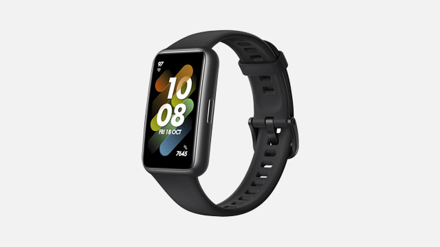 Zwarte smartwatch met rechthoekig scherm toont de tijd 10:08 en de datum 18 oktober, met een band met gaten en een gesp.