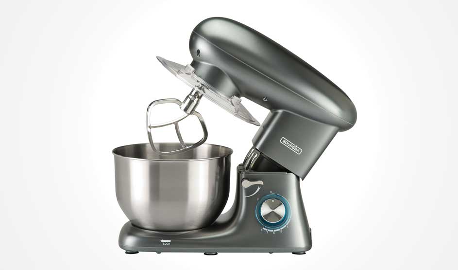 Een grijze keukenmachine met metalen mengkom staat op witte achtergrond; de kop is omhoog met klopper en een ronde bedieningsknop aan de zijkant.