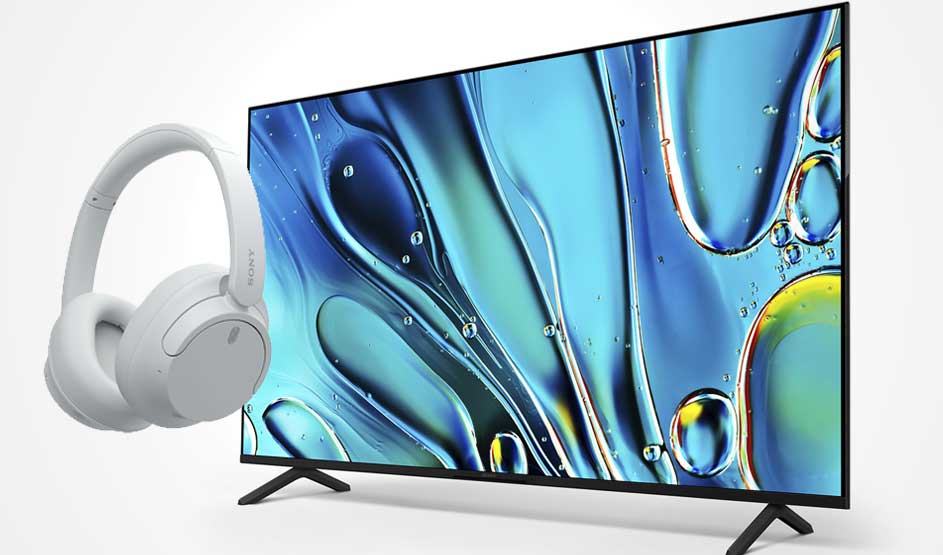 Op de afbeelding zie je een witte Sony koptelefoon en een grote Sony televisie met een kleurrijk abstract beeld op het scherm.