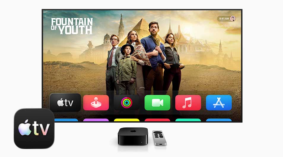 Op een grote tv verschijnt een avonturenserie met een gezin, onderaan icoontjes van Apple TV apps en streamingdiensten in felle kleuren.