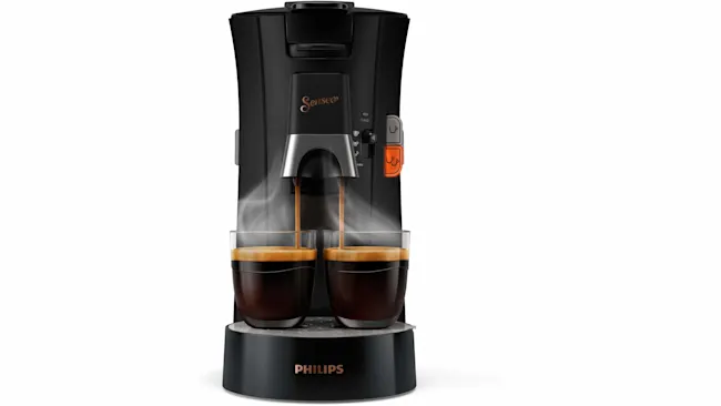 Een zwarte Senseo koffiemachine vult twee glazen kopjes met koffie op een witte achtergrond.